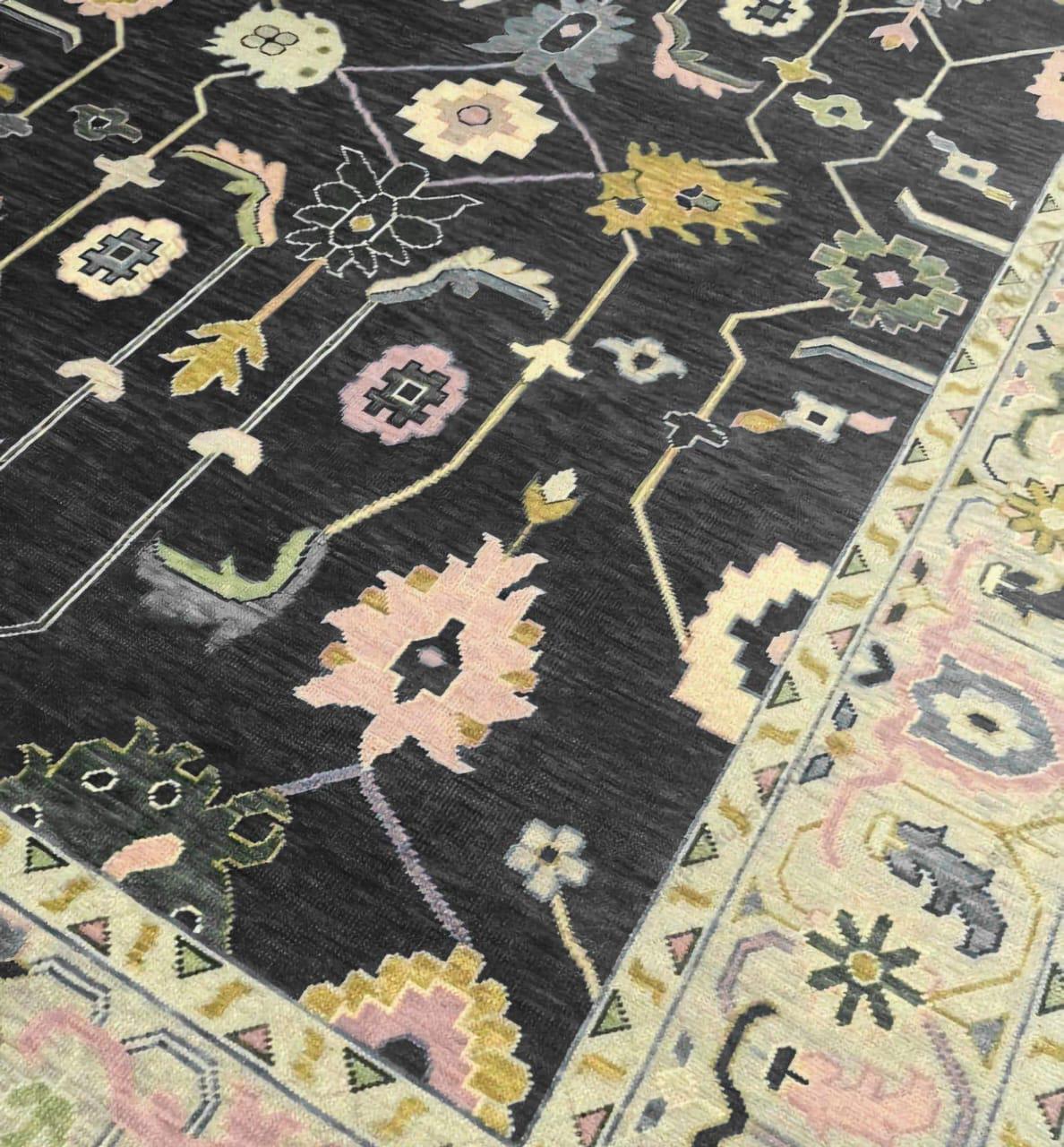 Handgeknüpfter Oushak Teppich Schwarz & Creme, Traditionelles Design