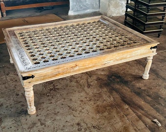 Mesa de centro de madera con tallado antiguo y trabajo de latón/mesa de salón/mesa de centro hecha a mano/mesa de centro india/mesa de ventana/mesa vintage