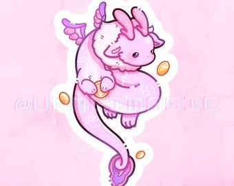 Puede incluir: Un dragón de dibujos animados rosa y blanco con una cabeza esponjosa y una cola enroscada. El dragón sostiene una moneda de oro en su pata y hay otras monedas de oro esparcidas a su alrededor.