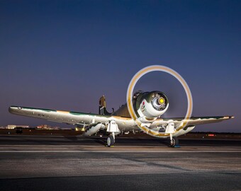Fotografía de aviación del Douglas A-1 Skyraider / Arte mural de avión militar vintage / Impresiones en papel, lienzo, acrílico y metal / Cielo gris