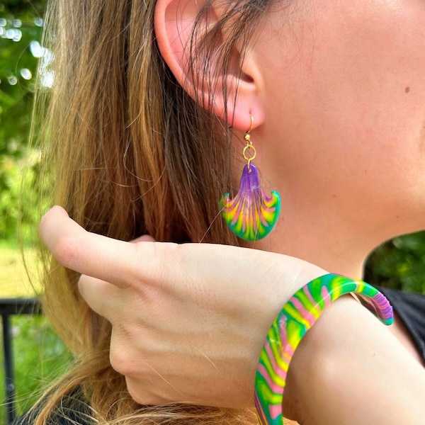 Ensemble boucles d'oreilles et bracelet Fleur de lys violette et verte.