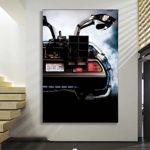 Pode incluir: Um DeLorean preto, uma máquina do tempo, é mostrado de trás com a placa "OUTATIME". O carro está em movimento e deixa um rastro de fumaça. O carro tem um design futurista com um grande vidro traseiro e um spoiler.