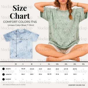 Puede incluir: Tabla de tallas para una camiseta unisex Comfort Colors 1745 Color Blast. La tabla muestra las medidas en pulgadas de ancho, largo y manga para las tallas XS a 5XL. La imagen también muestra a una modelo con una camiseta verde teñida.