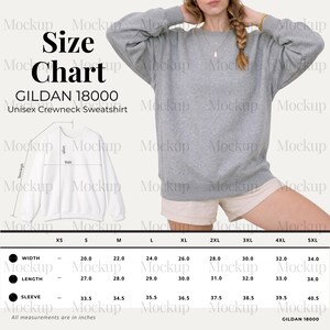 Puede incluir: Maqueta de sudadera unisex Gildan 18000 gris. La imagen incluye una tabla de tallas con medidas en pulgadas para ancho, largo y largo de manga, que van desde XS hasta 5XL. Una persona lleva la sudadera.
