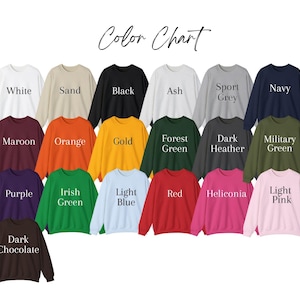 Pu&ograve; includere: Tabella colori che mostra 18 diversi colori di felpe. I colori includono bianco, sabbia, nero, cenere, grigio sportivo, blu navy, granata, arancione, oro, verde bosco, grigio scuro melange, verde militare, viola, verde irlandese, azzurro, rosso, heliconia e rosa chiaro.