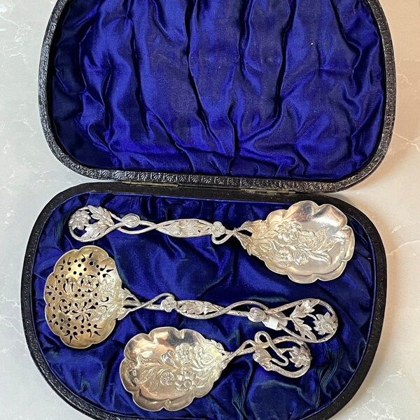 H&T 1881 HM Juego de carrito de té en caja de plata de ley con lavado dorado, enredaderas y flores extremadamente ornamentadas Hilliard y Thomason