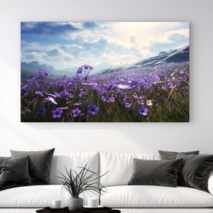Peut inclure: Une photographie d'un champ de fleurs sauvages violettes dans un paysage montagneux. Le ciel est bleu avec des nuages blancs.