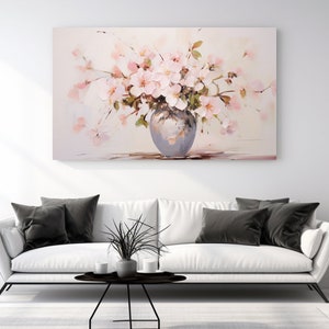 Può includere: Un dipinto di un mazzo di fiori rosa in un vaso grigio. I fiori sono disposti in uno stile sciolto e naturale, e il vaso è semplice ed elegante. Lo sfondo è di un colore morbido e tenue.