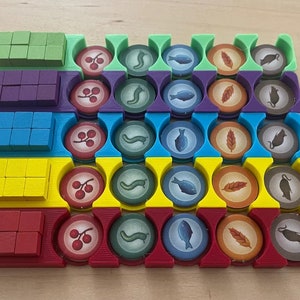 Puede incluir: Un conjunto de piezas de juego coloridas para un juego de mesa. Las piezas est&aacute;n organizadas en filas por color, con cada fila que contiene un tipo diferente de pieza. Las piezas est&aacute;n hechas de pl&aacute;stico y tienen una variedad de formas y dise&ntilde;os.