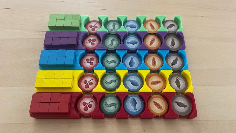 Puede incluir: Un conjunto de piezas de juego coloridas para un juego de mesa. Las piezas est&aacute;n organizadas en filas por color, con cada fila que contiene un tipo diferente de pieza. Las piezas est&aacute;n hechas de pl&aacute;stico y tienen una variedad de formas y dise&ntilde;os.
