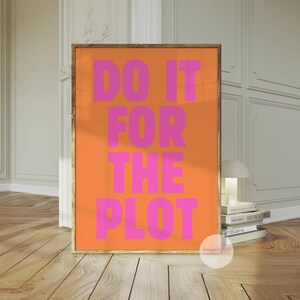 Può includere: Un poster motivazionale con sfondo arancione e testo rosa che dice "Do it for the plot."