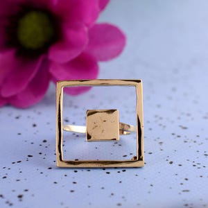 Bague carrée géométrique en laiton, bague minimaliste en or à cadre ouvert, bijoux tendance art moderne pour femme, bague architecturale ajustable audacieuse