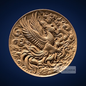 Puede incluir: Una talla circular de madera de un fénix que se eleva de las llamas. El fénix se representa con plumas detalladas y una cola larga. La talla está rodeada de llamas y nubes arremolinadas.