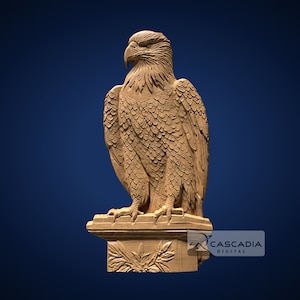 Peut inclure: Une sculpture en bois d'un aigle perché sur un piédestal. L'aigle est tourné vers la gauche et a des plumes détaillées. Le piédestal est décoré de sculptures de feuilles.