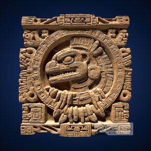Könnte beinhalten: Ein detailliertes, geschnitztes Holzrelief mit einem zentralen kreisförmigen Design mit einer stilisierten schlangenartigen Kreatur. Das Relief ist von komplizierten geometrischen Mustern und Symbolen umgeben, mit dem Text "Cascadia Digital" unten. Das Kunstwerk wird vor einem dunkelblauen Hintergrund präsentiert.