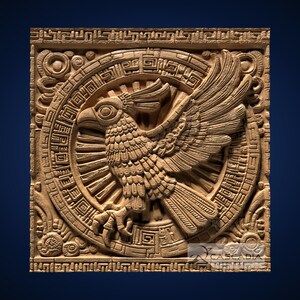 Op de afbeelding: Een gedetailleerde houtsnijwerk van een gestileerde vogel met ingewikkelde veren, geplaatst in een cirkelvormig frame van geometrische patronen. Het houtsnijwerk is gemaakt van een lichtbruin materiaal, dat lijkt op steen of hout.
