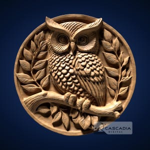 Puede incluir: Una talla de madera de un búho posado en una rama con hojas. El búho está detallado con plumas y tiene ojos grandes y redondos. La talla es circular y tiene un acabado de madera marrón.