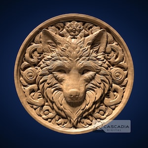 Könnte beinhalten: Eine Holzschnitzerei eines Wolfskopfes, umgeben von komplizierten floralen Designs. Die Schnitzerei ist rund und hat eine hellbraune Farbe.