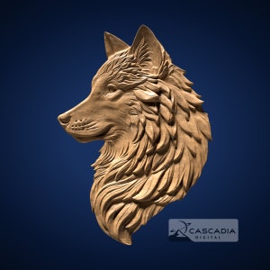 Puede incluir: Una talla de madera detallada de la cabeza de un lobo de perfil, con intrincados detalles en el pelaje y los rasgos faciales. La talla es de color marrón claro y se coloca sobre un fondo azul oscuro.