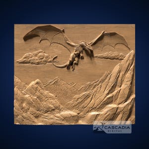 Pode incluir: Uma escultura de madeira de um dragão voando sobre uma cordilheira. O dragão é marrom e tem asas grandes. As montanhas são esculpidas em detalhe e têm uma textura áspera.