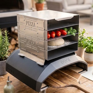 Könnte beinhalten: Weißer Keramikbecher mit schwarzem Henkel und dem Text "But First, Coffee" in schwarzer Schrift. Der Becher steht vor einem verschwommenen Hintergrund, der eine gemütliche Atmosphäre andeutet.