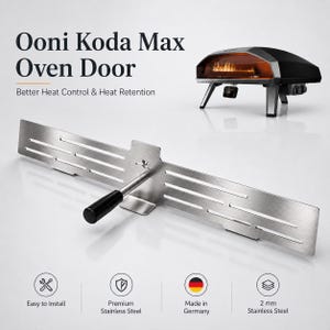 Könnte beinhalten: Ein Edelstahl-Pizzaofentür- und Schaufel-Set. Der Text auf dem Bild lautet "Ooni Koda Max Oven Door" und "Better Heat Control & Heat Retention". Die Schaufel hat einen schwarzen Griff und ist aus Edelstahl.