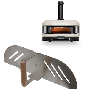 Puede incluir: Un horno de pizza para exteriores de color crema con una chimenea y base negras, y una pala para pizza de acero inoxidable con mango de madera. El horno tiene una pantalla digital y un interior visible. La pala tiene ranuras anguladas.