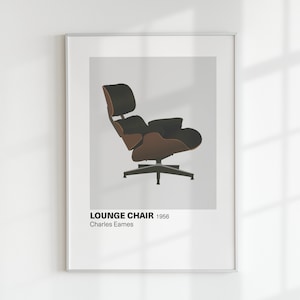 Peut inclure: Impression encadrée d'un fauteuil de salon moderne du milieu du siècle. La chaise a un appui-tête et un siège noirs avec un cadre en bois marron. Le texte "LOUNGE CHAIR 1956 Charles Eames" est inclus.