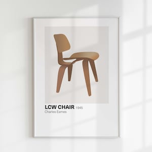 Pode incluir: Uma impressão emoldurada de uma cadeira de madeira marrom com o texto "LCW CHAIR 1945 Charles Eames" abaixo da imagem.