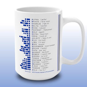 Code Morse et tasse alphabet phonétique - Code OTAN, prononciations IPA, cadeau linguiste ou opérateur radio, tasse militaire en céramique blanche 15 oz