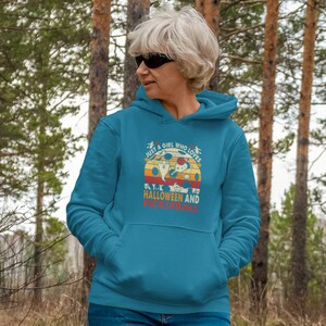 ピックルボール クラブやプレーヤーのための面白いチーム スローガン ギアとして使える、ピックルボール ハロウィーン スウェットシャツ。ハロウィーンとピックルボールが大好きな女の子です。