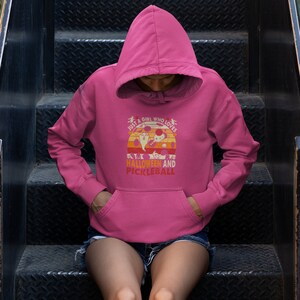 ピックルボール クラブやプレーヤーのための面白いチーム スローガン ギアとして使える、ピックルボール ハロウィーン スウェットシャツ。ハロウィーンとピックルボールが大好きな女の子です。