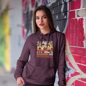 ピックルボール クラブやプレーヤーのための面白いチーム スローガン ギアとして使える、ピックルボール ハロウィーン スウェットシャツ。ハロウィーンとピックルボールが大好きな女の子です。