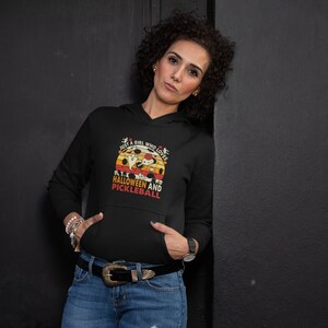 ピックルボール クラブやプレーヤーのための面白いチーム スローガン ギアとして使える、ピックルボール ハロウィーン スウェットシャツ。ハロウィーンとピックルボールが大好きな女の子です。