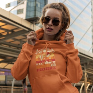 ピックルボール クラブやプレーヤーのための面白いチーム スローガン ギアとして使える、ピックルボール ハロウィーン スウェットシャツ。ハロウィーンとピックルボールが大好きな女の子です。