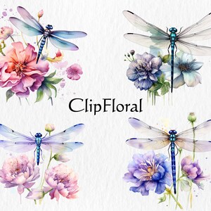 Puede incluir: Cuatro ilustraciones de acuarela de lib&eacute;lulas con alas delicadas y cuerpos azules, cada una posada sobre un grupo de flores rosas o moradas. Las flores tienen p&eacute;talos suaves y hojas verdes. El fondo es gris claro.