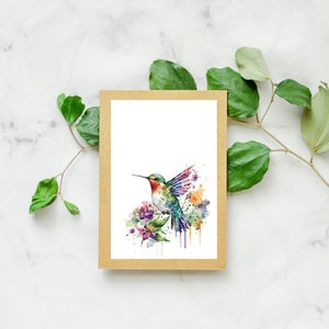 Puede incluir: Una pintura de acuarela de un colibr&iacute; en vuelo, rodeado de flores coloridas. El colibr&iacute; es verde, azul y rojo, con un pico largo. Las flores son moradas, rosas y amarillas.