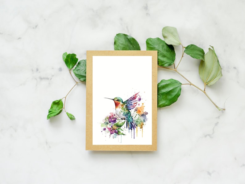 Puede incluir: Una pintura de acuarela de un colibr&iacute; en vuelo, rodeado de flores coloridas. El colibr&iacute; es verde, azul y rojo, con un pico largo. Las flores son moradas, rosas y amarillas.