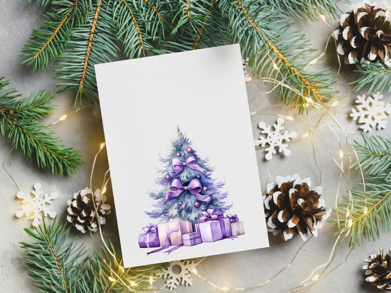 Puede incluir: Una tarjeta blanca con una ilustraci&oacute;n de acuarela de un &aacute;rbol de Navidad azul decorado con lazos y adornos morados. El &aacute;rbol est&aacute; rodeado de cajas de regalo moradas con lazos blancos. La tarjeta est&aacute; rodeada de ramas de pino, copos de nieve blancos y una cadena de luces blancas.