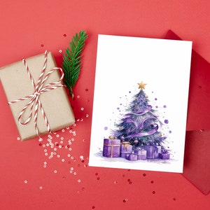 Puede incluir: Un &aacute;rbol de Navidad acuarela morado con una estrella dorada en la parte superior y una cinta morada. El &aacute;rbol est&aacute; rodeado de cajas de regalo moradas sobre un fondo blanco.