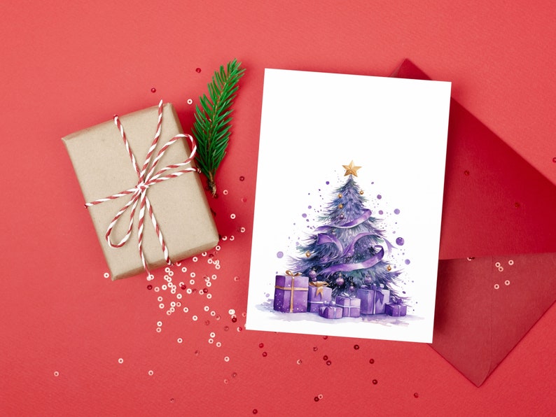 Puede incluir: Un &aacute;rbol de Navidad acuarela morado con una estrella dorada en la parte superior y una cinta morada. El &aacute;rbol est&aacute; rodeado de cajas de regalo moradas sobre un fondo blanco.