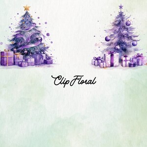 Puede incluir: Dos &aacute;rboles de Navidad morados con estrellas doradas en la cima, decorados con adornos y cintas moradas. Cada &aacute;rbol tiene regalos debajo, envueltos en papel blanco con cintas moradas.