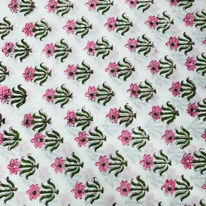 Puede incluir: Tela blanca con un patr&oacute;n repetido de flores rosas y hojas verdes. El dise&ntilde;o floral est&aacute; espaciado uniformemente, creando un patr&oacute;n consistente. La tela es probablemente de algod&oacute;n o un material similar, adecuado para varios proyectos textiles.