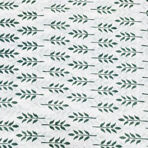 Puede incluir: Tela blanca con un patr&oacute;n repetido de ramitas de hojas verde oscuro. Las ramitas est&aacute;n dispuestas horizontalmente, creando un dise&ntilde;o texturizado y natural. Las hojas son detalladas, agregando un toque de naturaleza al textil.