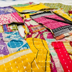 ヴィンテージカンタのスクラップ、インドのサリー生地の正方形、キルティングカンタパッチ、キルトのスクラップ、スローステッチ、コラージュ、ジャンクジャーナル用のスニペット