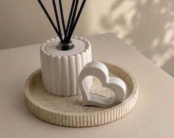 Bandeja decorativa de mesa em pedra Jesmonite bege com nervuras, feita à mão, em tons neutros. Ideal para decoração e presentes.