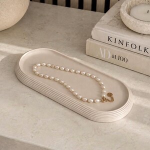 Ribbad oval bricka, specialfärgad Jesmonite-fångstbricka, neutral heminredning och present