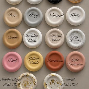 Puede incluir: Una colecci&oacute;n de peque&ntilde;as bandejas decorativas redondas en varios colores y texturas, incluyendo dise&ntilde;os de m&aacute;rmol, moteados y con l&aacute;mina de oro. Los colores van desde el beige y el gris hasta el rosa y el terracota. Tambi&eacute;n se ve el texto "Odyssey Interior".
