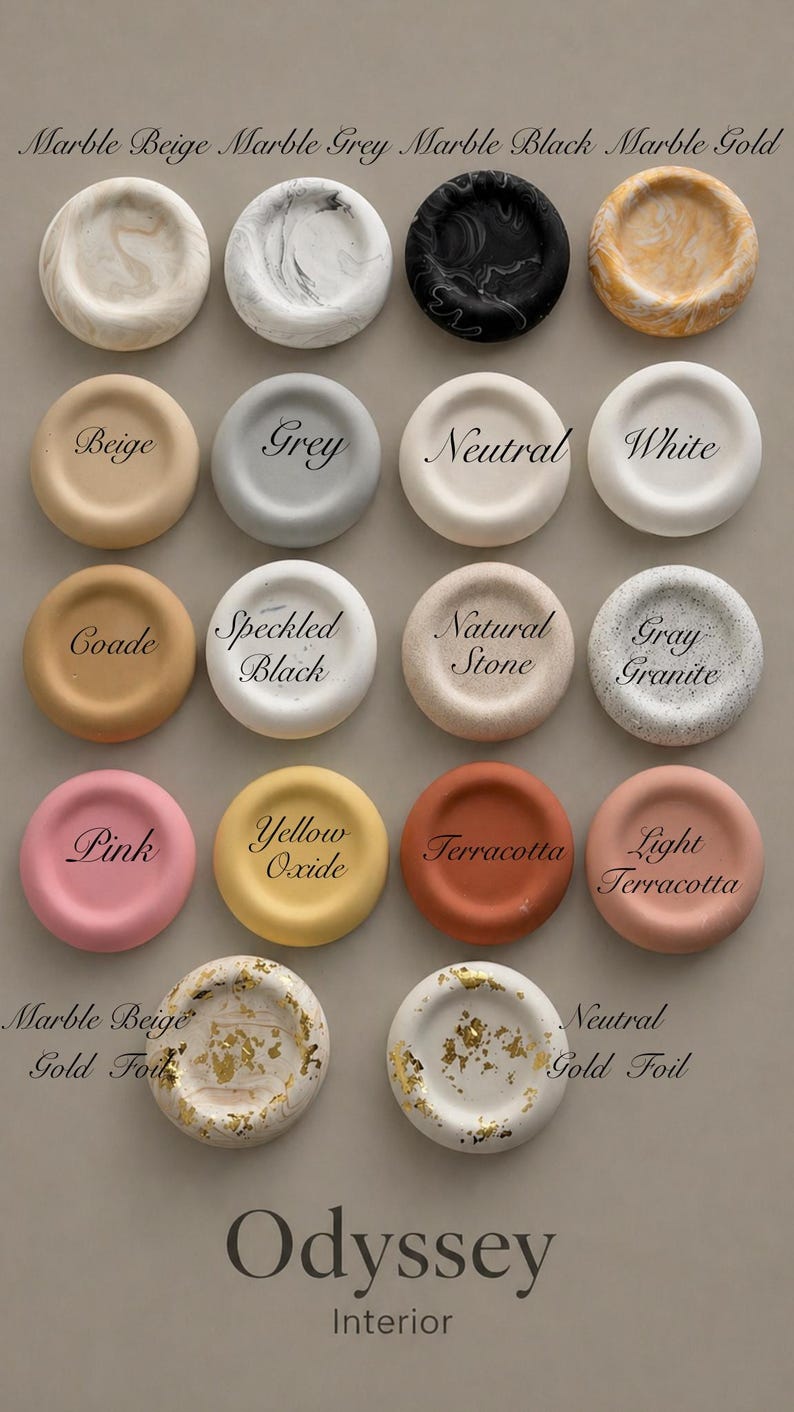 Puede incluir: Una colecci&oacute;n de peque&ntilde;as bandejas decorativas redondas en varios colores y texturas, incluyendo dise&ntilde;os de m&aacute;rmol, moteados y con l&aacute;mina de oro. Los colores van desde el beige y el gris hasta el rosa y el terracota. Tambi&eacute;n se ve el texto "Odyssey Interior".
