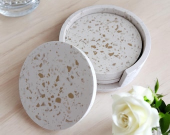 Juego de 4 posavasos con efecto moteado beige, diseño circular de piedra, artículos para el hogar neutros, Jesmonite, decoración y regalo para el hogar neutros, hechos a mano.